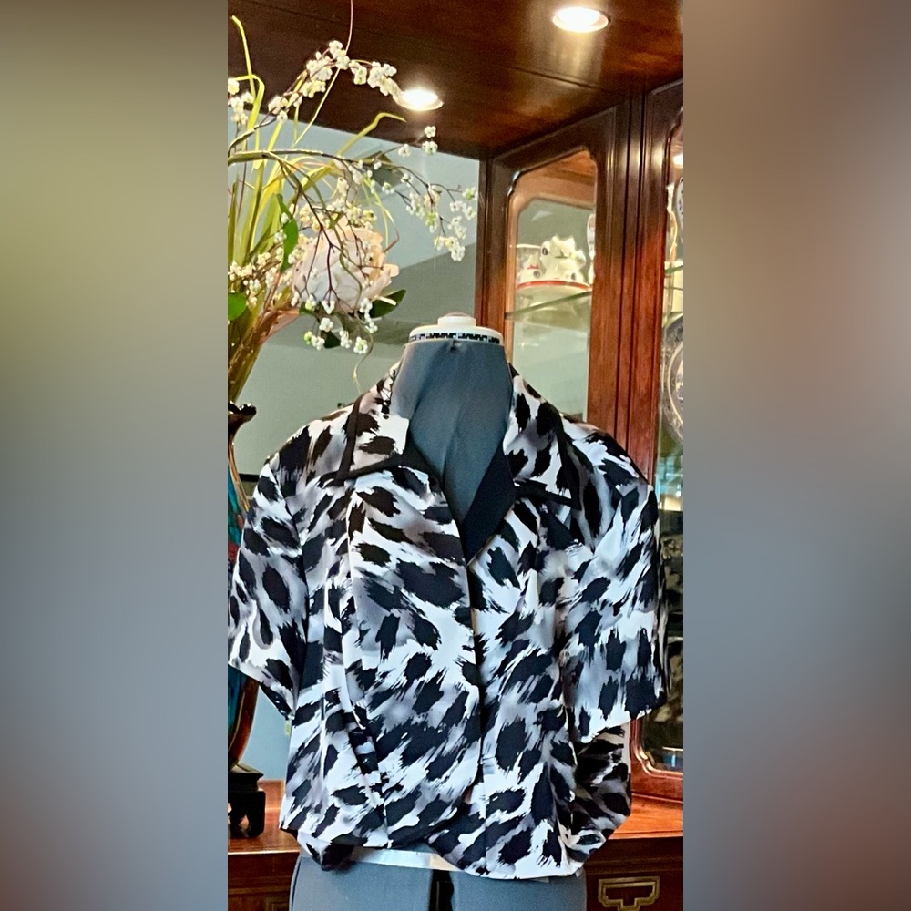 Abstract Black & White Cropped Button-Front Women’s Top